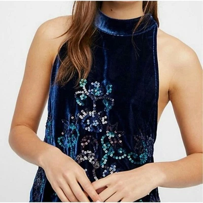 Mini vestido feminino Free People M azul escuro lantejoulas de veludo gola alta glamouroso - Imagem 1 de 4