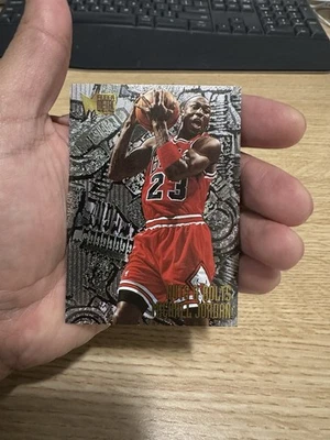 Tuercas y pernos de baloncesto Michael Jordan 1996 Fleer Metal #212 Foto 1 de 4