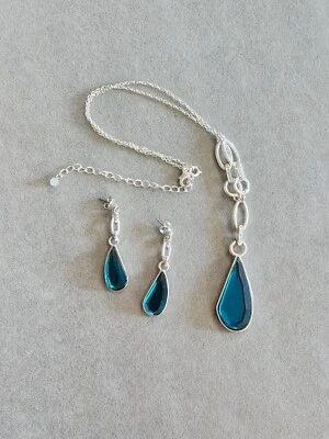 Juego de collar y pendientes de lágrima azul aguamarina profunda plata firmada sin precio base Avon de colección Foto 1 de 4