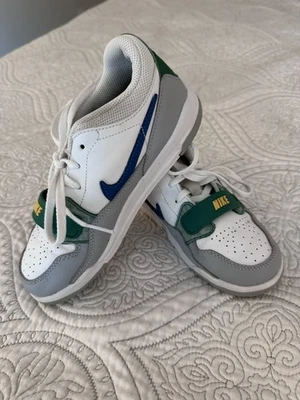 Air Jordan Legacy Branco/Cinza Lobo/Verde Pinho/Azul Industrial – Juventude 1Y  - Imagem 1 de 4