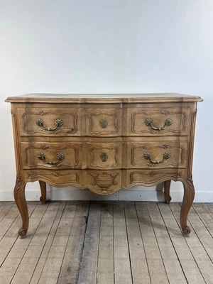 Commode de style Louis XV en bois sculpté - Photo 1/4