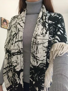 LANA Sciarpa scialle a triangolo con peneri bianchi, disegno nero bianco Marilù - Foto 1 di 9