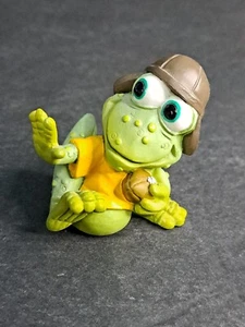 Sprogz Statuina Miniatura Rana Giocare Calcio Resina - Foto 1 di 6