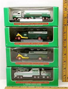 4 Stück Hess Gas Miniatur Spielzeug LKW Lot Tanker First Truck Racer Transporter Neu in OVP  - Bild 1 von 4