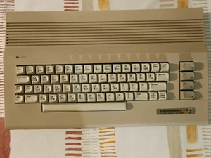 Commodore 64C "Aldi-like", scheda 250469 - Case Bejge (RAL1019) - Working 100% - Foto 1 di 10