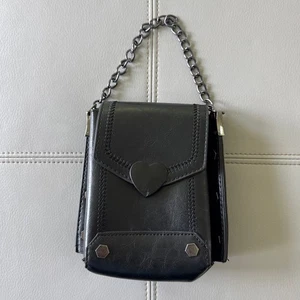 Cartera pequeña estilo grunge Emo negra con cadena y decoración lateral de metales - Imagen 1 de 8