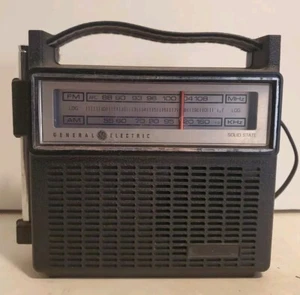 Vintage GE SOLID STATE RADIO Portable General Electric AM/FM Works Great! - Picture 1 of 8