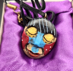 Collana girocollo con ciondolo artista Rick J Rowley con cordino in pelle 9" 2003 "Consegna" - Foto 1 di 5