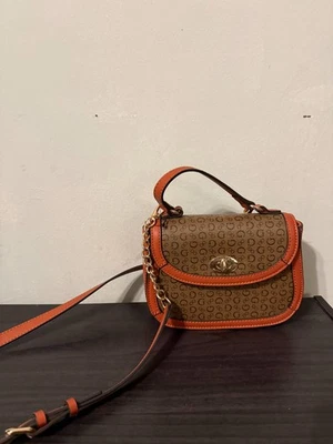 Bolso bandolera pequeño Guess con logotipo - NUNCA USADO PERO SIN ETIQUETAS Foto 1 de 4