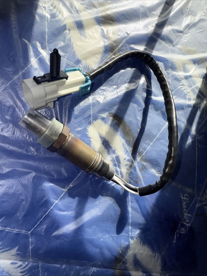 Sensor de oxígeno Bosch 15284 para modelos seleccionados de Buick Cadillac Chevrolet GMC Isuzu Foto 1 de 4