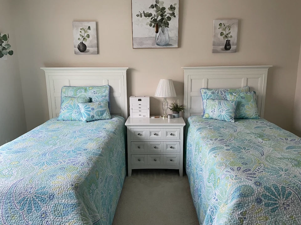 Magnussen White Twin Bedroom Furniture Set, 2 Twins/Nightstand/Dresser+Mirror Foto 1 de 4