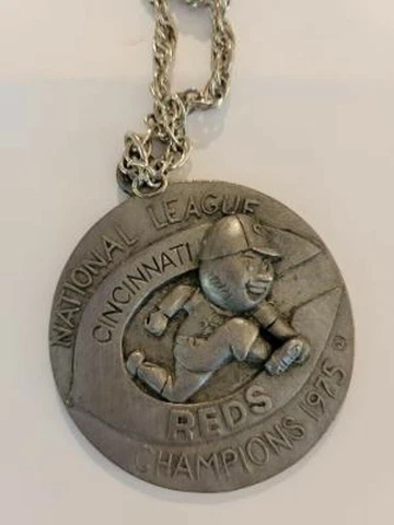 Cinncinati Reds Necklace Champions 1975 Collectible with autographs on back Cover