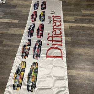 Dodge NASCAR Banner Dodge Different 10 unico perfetto per uomo grotta 12 piedi L x 4 piedi - Foto 1 di 3