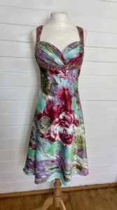 â–¤ Sara Bernshaw mehrfarbig Blumenmuster Seide Satin plissiert Perlen Midi Kleid 12 - Bild 1 von 7