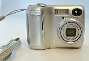 Nikon COOLPIX 4100 4.0MP Digital Camera - Silver E4100 with Accessories - Picture 1 of 18
