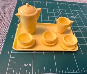 #23 Vintage deutsches Crailsheimer Puppenhaus Küche gelb Kunststoff Kaffeeset 11-teilig - Bild 1 von 4