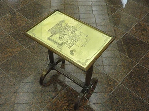 CHIC 70s ETCHED BRASS CHINOISERIE DECORATED ITALIAN SIDE TABLE - Photo 1 sur 8
