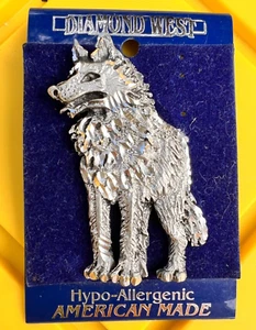 Vintage 1984 DIAMOND WEST Wolf Pewter Pin Hat Pin Brooch USA Old Stock on Card! - Imagen 1 de 1