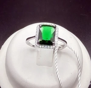 ANELLO ENGAGEMENT IN ORO BIANCO 18 KT. TIT. 750 CON SMERALDO E BRILLANTI. - Foto 1 di 5