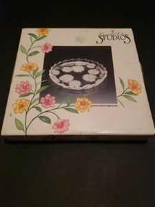 Crystal Clear Studios Chrysanthemum 13" Dia Round Glass Serving Platter - Picture 1 of 4
