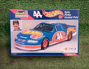 Revell Kyle Petty #44 Hot Wheels Pontiac Grand Prix Model Kit 85-2524 | NEW - Picture 1 of 6