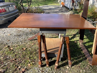 Antigua mesa de comedor para casa de reuniones Foto 1 de 4