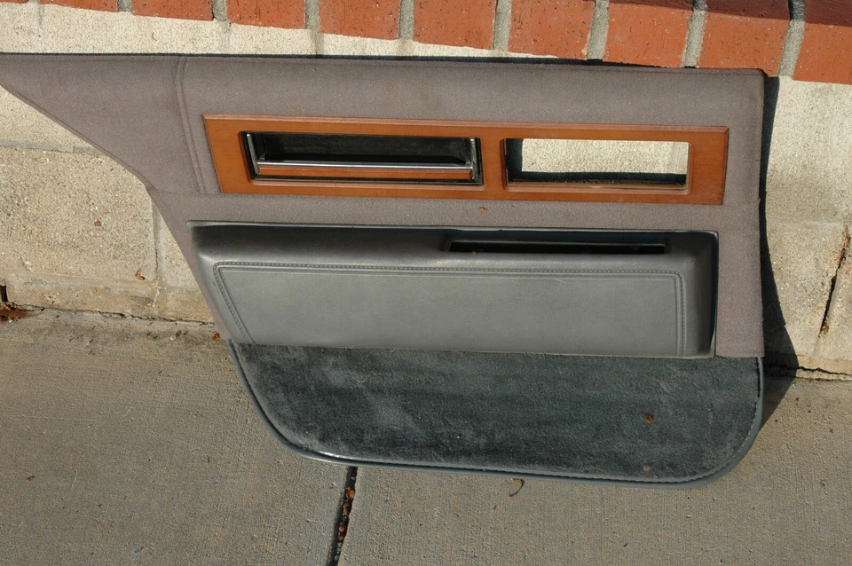 1985-1993 CADILLAC DEVILLE FLEETWOOD OEM PAINEL DE PORTA LATERAL DIREITA Cinza - Imagem 1 de 1