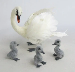 EICHE Miniatur Puppenstubenschwan mit drei Schwanenbabys von Malga mit Zertifikat - Bild 1 von 9