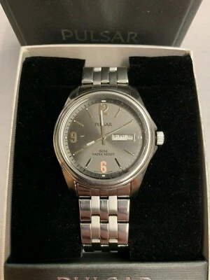 Reloj de vestir Pulsar PV3001 para hombre esfera gris acero inoxidable tono plateado día fecha Foto 1 de 4