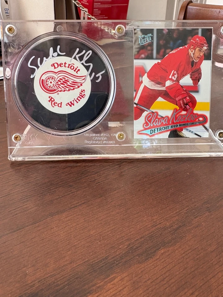 Disco de hockey firmado Slava Kozlov 1997 Detroit Red Wings con tarjeta en estuche Foto 1 de 4