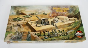 Vintage Airfix 1/76th Gun Emplacement Assault Set 51670-7 (1976) - Picture 1 of 16