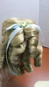 COLECCIÓN WEE 3 ~ PELUCA MUÑECA RUBIA E6 Vera Curls ~ Talla 8-9.5" ~ NUEVA EN CAJA - Imagen 1 de 6