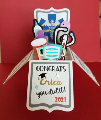 Tarjeta emergente de graduación personalizada Med Grads 2023 con tarjeta de regalo/ranura para efectivo.  Foto 1 de 4