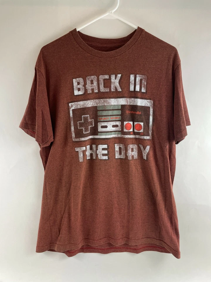 Nintendo Entertainment T- Shirt Men's Size L Maroon Crewneck "Back In The Day" Foto 1 de 4