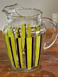 Jarra de agua de vidrio vintage de mediados de siglo labio de hielo negro Chartreuse líneas verticales - Imagen 1 de 11