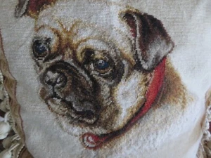 Wunderschönes französisches zierliches Kissen im Aubusson-Stil Nadelspitze niedlicher Mops Hund - Bild 1 von 11