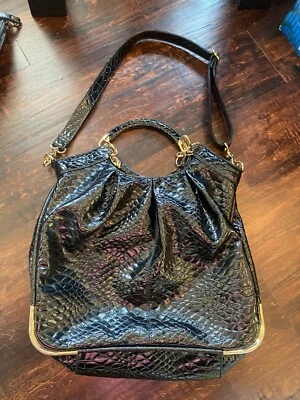 Bolsa de ombro Gianni Bini baguete acabamento dourado preto bolsa de couro envernizado falso Hobo - Imagem 1 de 3