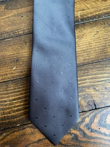 Cravatta VERSE 9 nuova con etichette Silk Design Ben Crump Edition nera su nera spilla a pois e fazzoletto - Foto 1 di 6