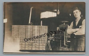 RPPC Beruf Mann im Laden Schreiner? SNOHOMISH WA Echtfoto Postkarte - Bild 1 von 2