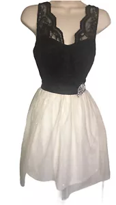 Abito Lily Rose nero avorio pizzo top senza maniche in chiffon taglia 7 nuovo con etichetta - Foto 1 di 3
