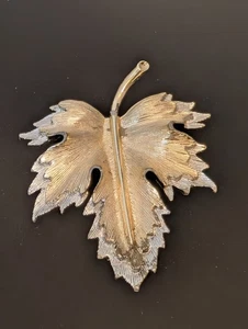Broche de Colección Sarah Coventry Oro y Plata Duo Tono Hoja de Arce Joyería de Otoño - Imagen 1 de 6