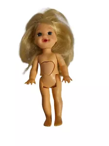 Muñeca Kelly de entrenamiento para ir al baño 1996 de colección bebé hermana de Barbie muñeca rubia solamente - Imagen 1 de 5