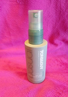 Spray texturizante informal de sal marina Tony & Guy London 2,5 fl oz/75 ml pelo de playa  Foto 1 de 3