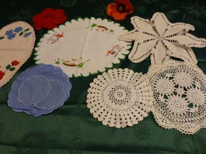 7 handgemachte Tischdecken, gehäkelt und bestickt alt  - Bild 1 von 6