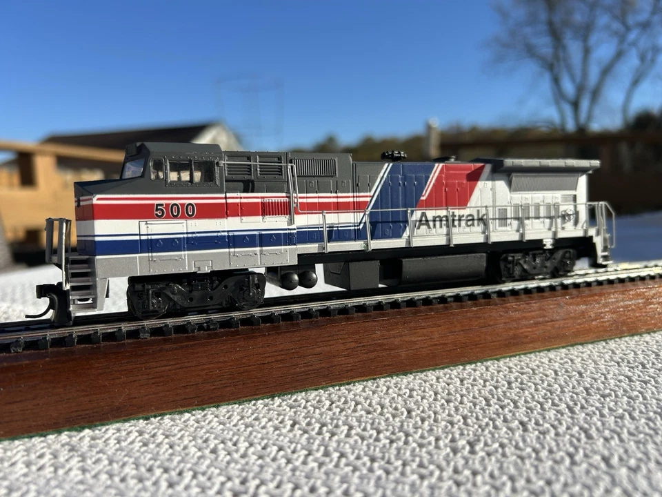 HO Walthers Amtrak Dash 8-32BWH Diesel Locomotive - (NICE TESTED) - Image 1 of 4