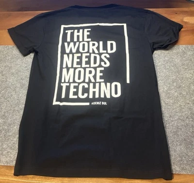 T-shirt DENIZ BUL FCKN FASHION BORIS BREJCHA The World needs more Techno L nuova - Immagine 1 di 4