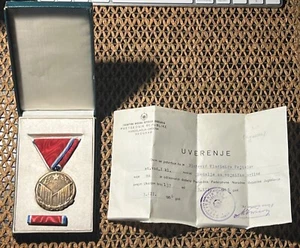 Jugoslawische Medaille für militärische Tugenden in Box mit Band und Dokument FNRY Yugosla - Bild 1 von 16