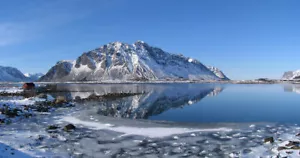 Winter auf den Lofoten Norwegen Eis See verschneite Berge Gebirge Poster Druck - Bild 1 von 1