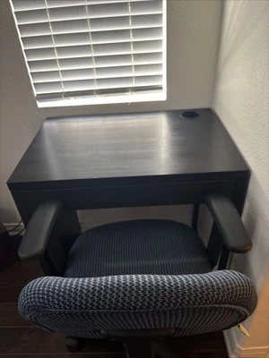 Silla de escritorio y escritorio manchada de madera con reposabrazos similar a la nueva. Recién usado. Foto 1 de 4