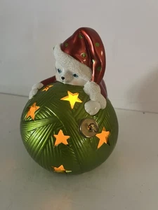 Große Katze auf beleuchtetem grünem Garnknäuel Weihnachtsschmuck Tischdeko mit Box - Bild 1 von 18